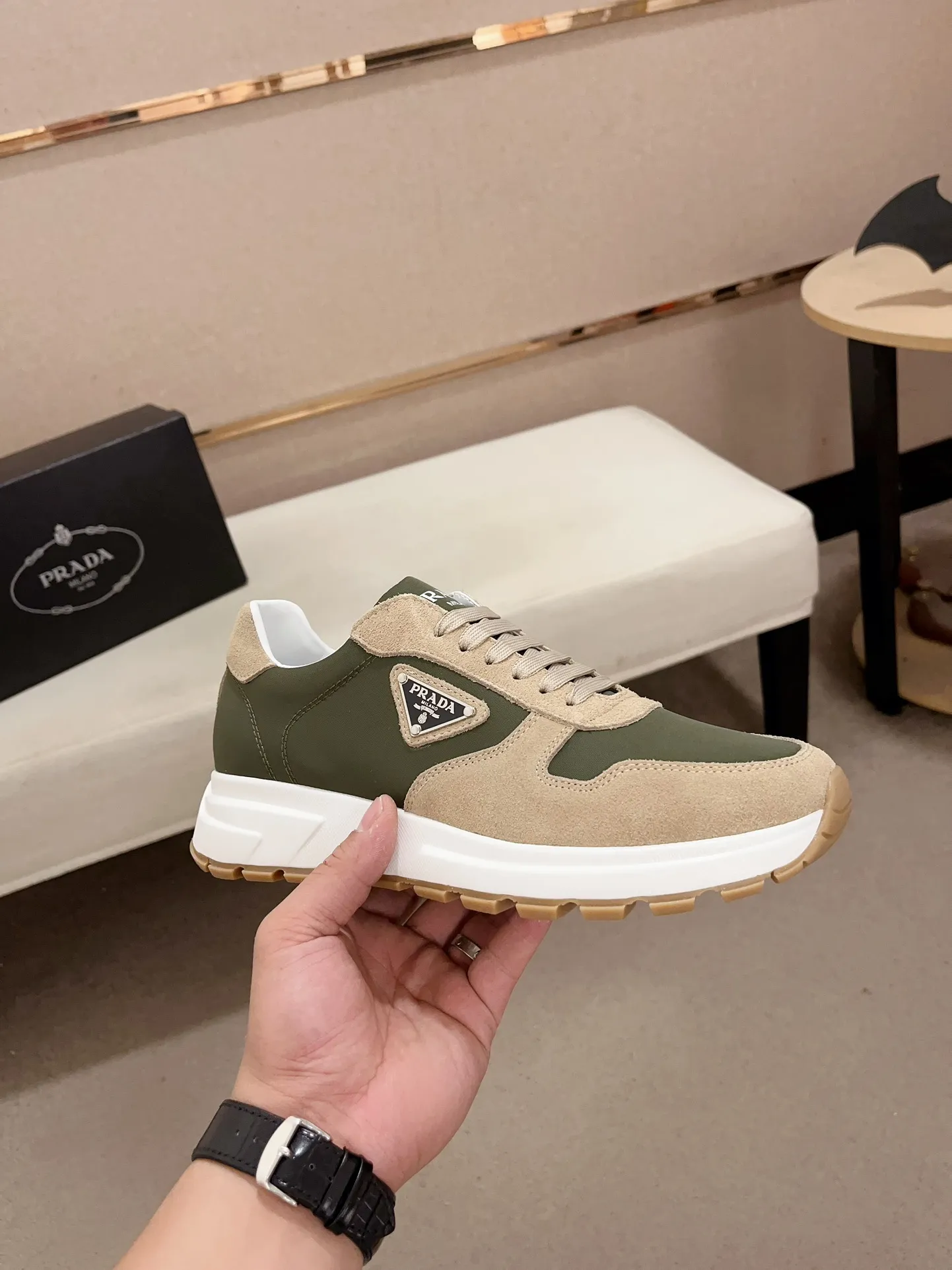 Men's shoes💰 540💰 ✔️✔️✔️Higher version High-quality new PRADA (Prada) counters are launched simultaneously. The new men's shoes and 😘fabric are made of selected first-layer cowhide ➕ breathable fabric technology. Lining: Full cowhide lining. 👍🏿 High-end ☄️ air-cushion molded anti-slip rubber outsole, exquisite lines, simple and elegant, comfortable and high-end for leisure travel. Code number: 38 to 44 (45 can be customized)